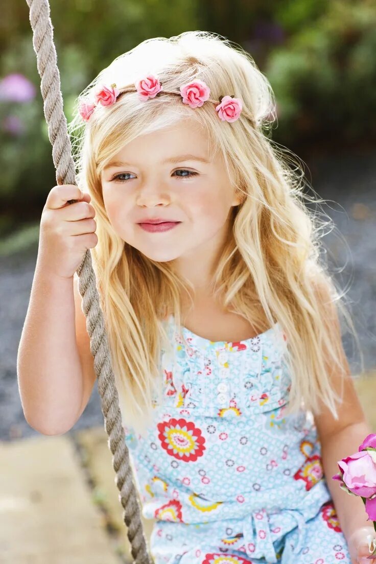 Девочка улыбается. 3 cute girls. Смазливая девушка подросток. Девочка с цветами. Девочка принцесса.