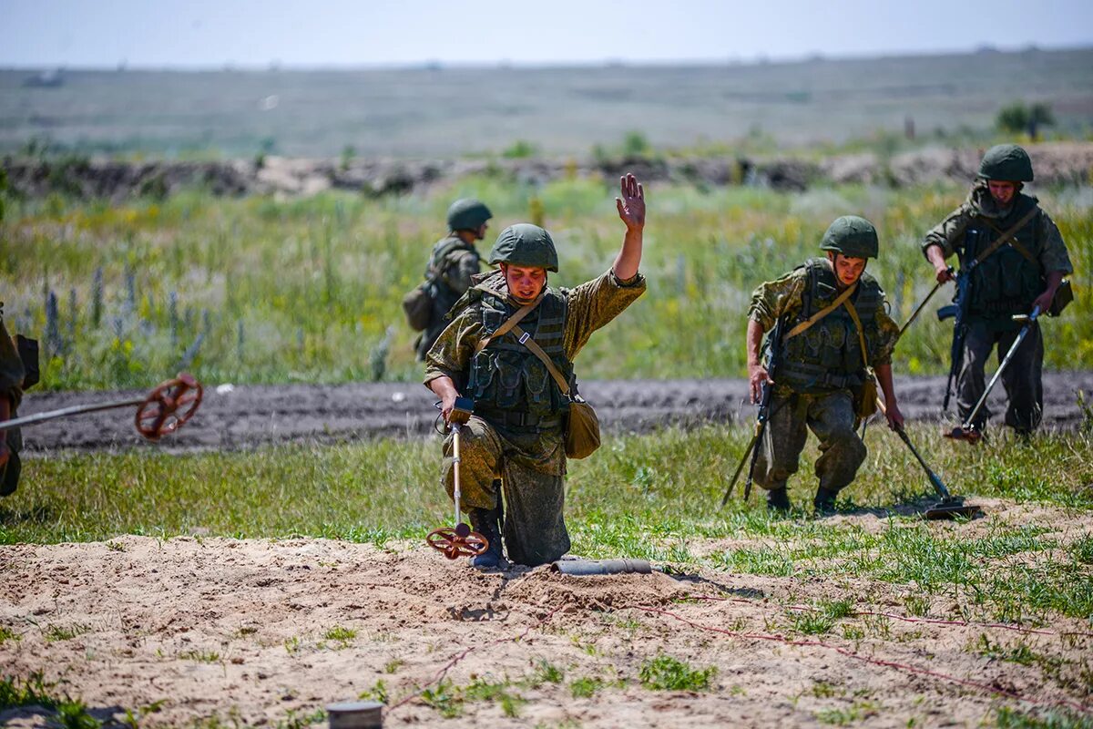Сколько получают саперы. Полигон погоново разминирование. саперные войска. инженерные войска саперы. учения инженерных войск.