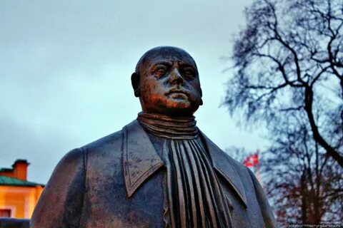 Памятник петру маленькая голова