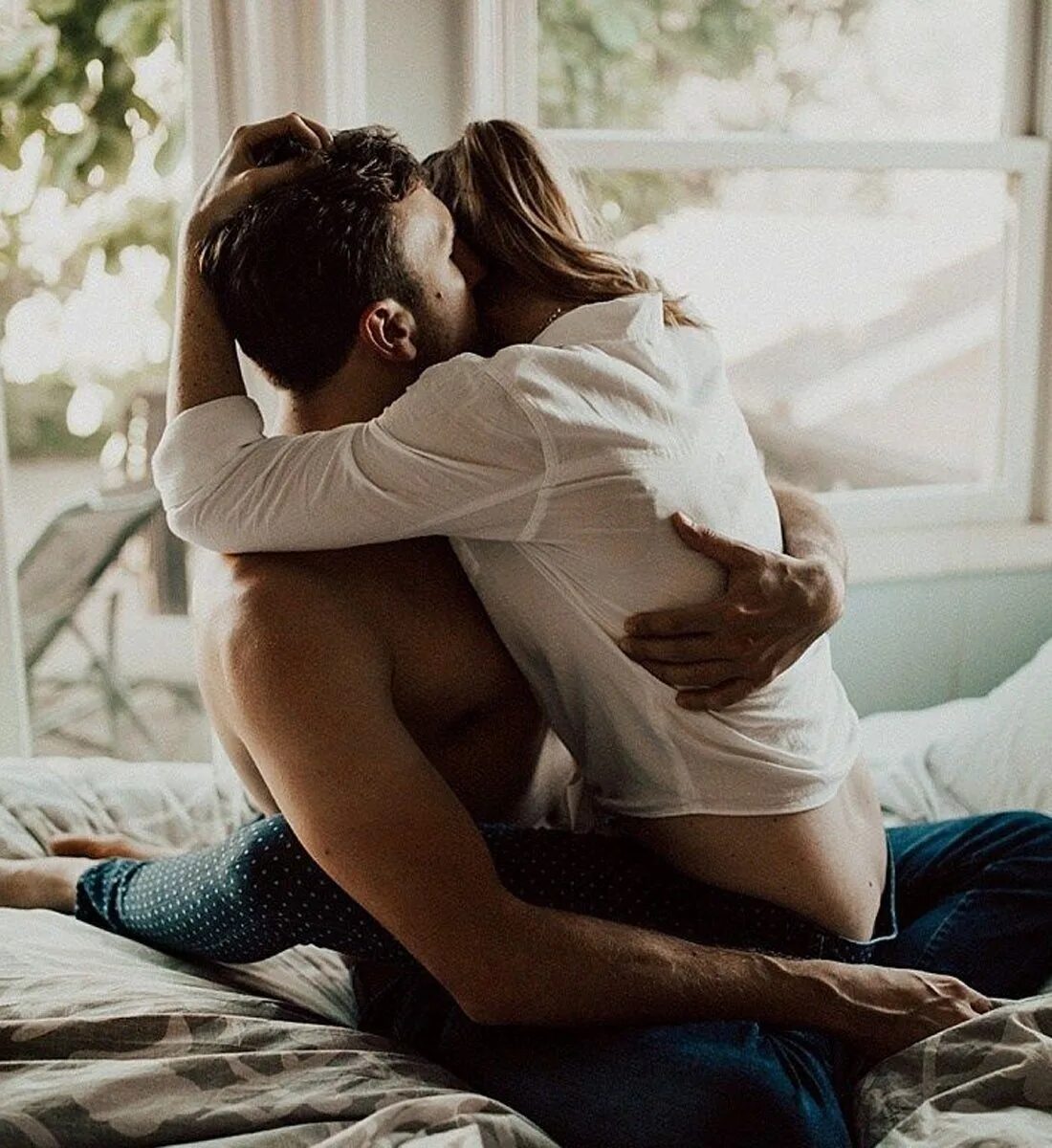 Красивая близость. Первая интимная близость. Женщина сверху. Сверху жаркий. Девушка сверху на мужчине.