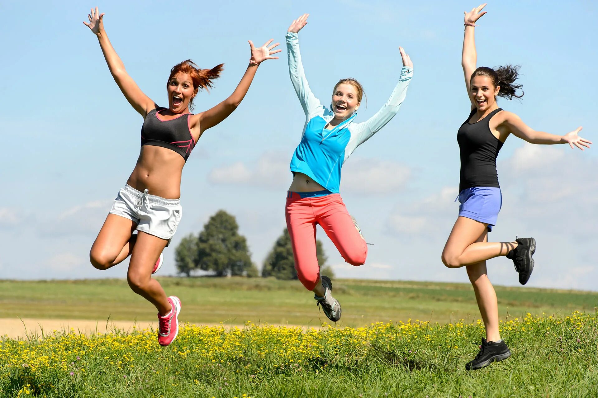 Friend sport. Подруги в прыжке. Девочки подружки прыгают. Счастливые ЮДИ прыгают в спортивной форме. Спортивные подружки на природе.