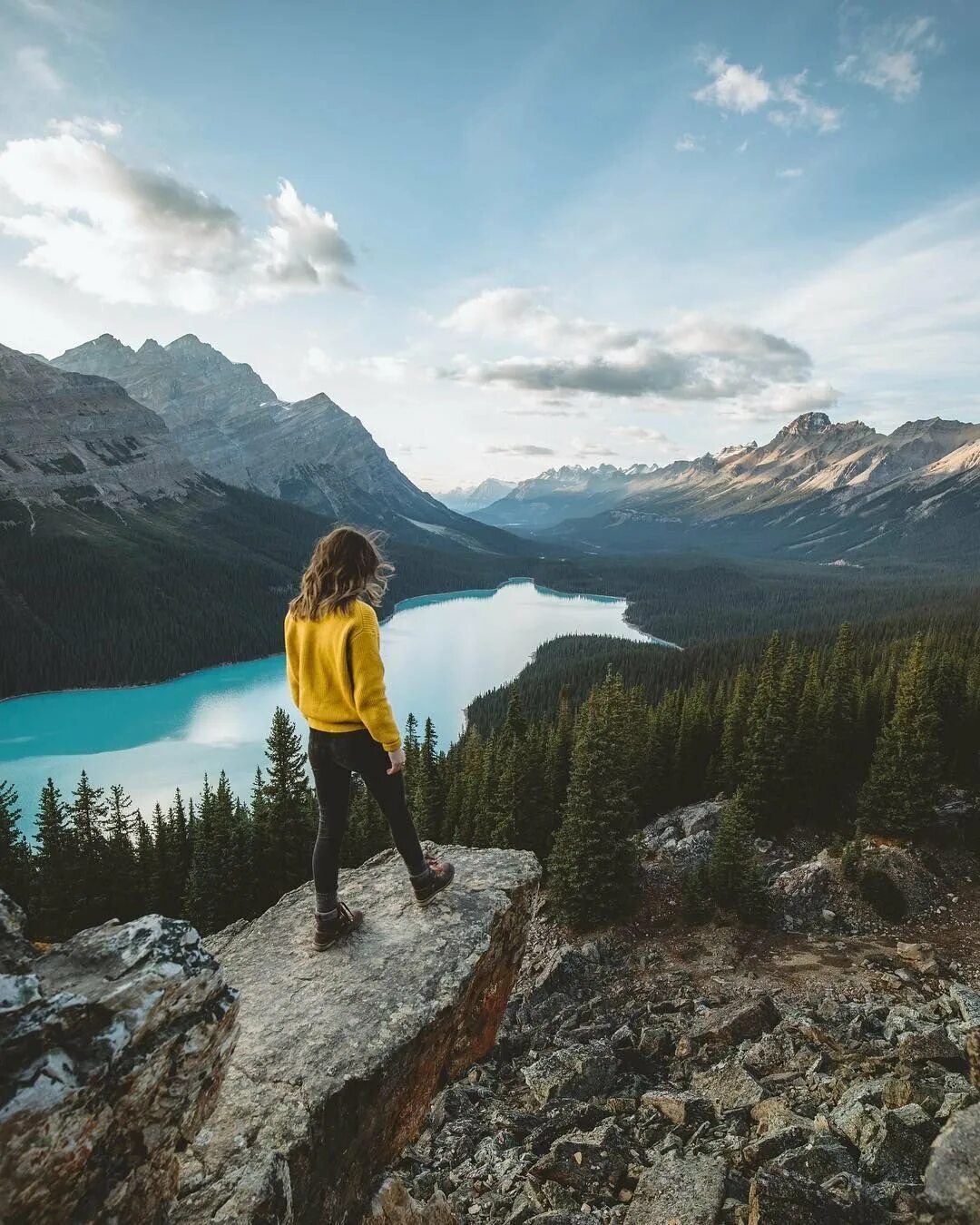 Идеи для фото в горах. Фотосессия в горах. Девушка в горах. Красивая девушка в горах. Природа путешествия.