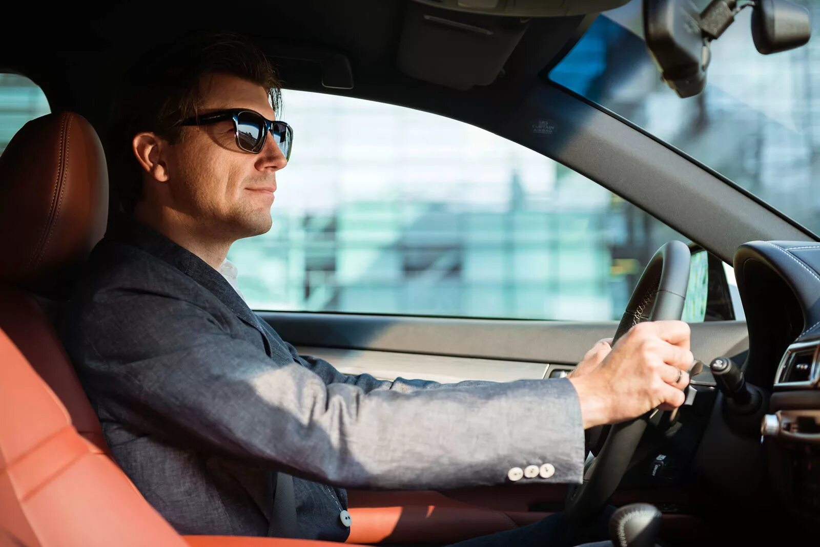 невнимательный водитель. Volvo c30 сидения. мужчина за рулем. красивый мужчина за рулем. инструктор автошколы.