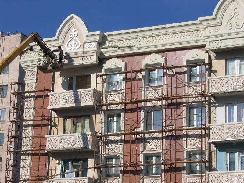 Реставрация фасада здания. Реконструкция фасада. реконструкция фасада здания. капитальные здания. реставраторы на фасаде.