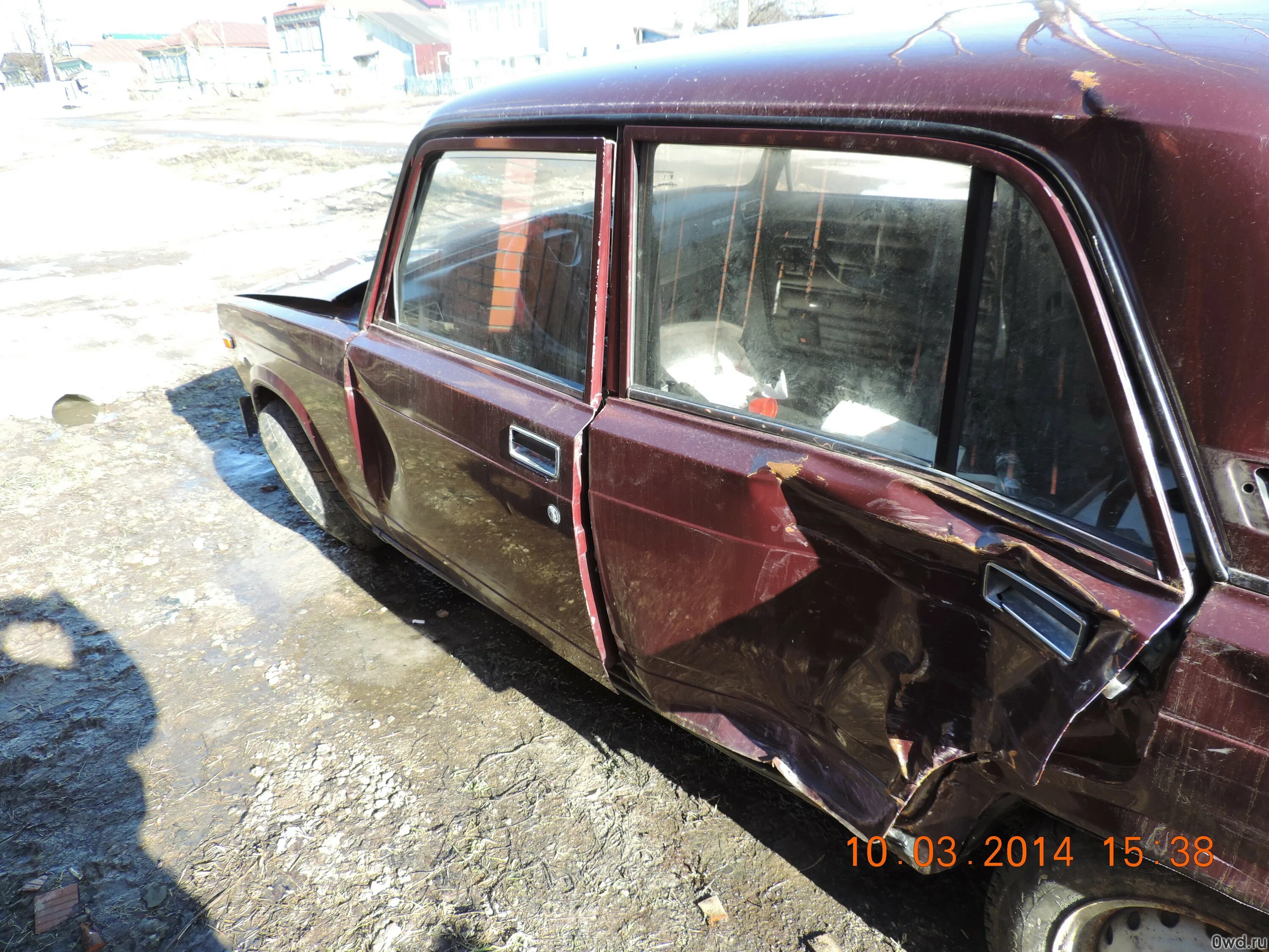 Битая ваз 2105 белая. Ваз 2107 битая. Битый ваз 2105. Спойлер vfts 2105. Ваз 2107 черная битая.