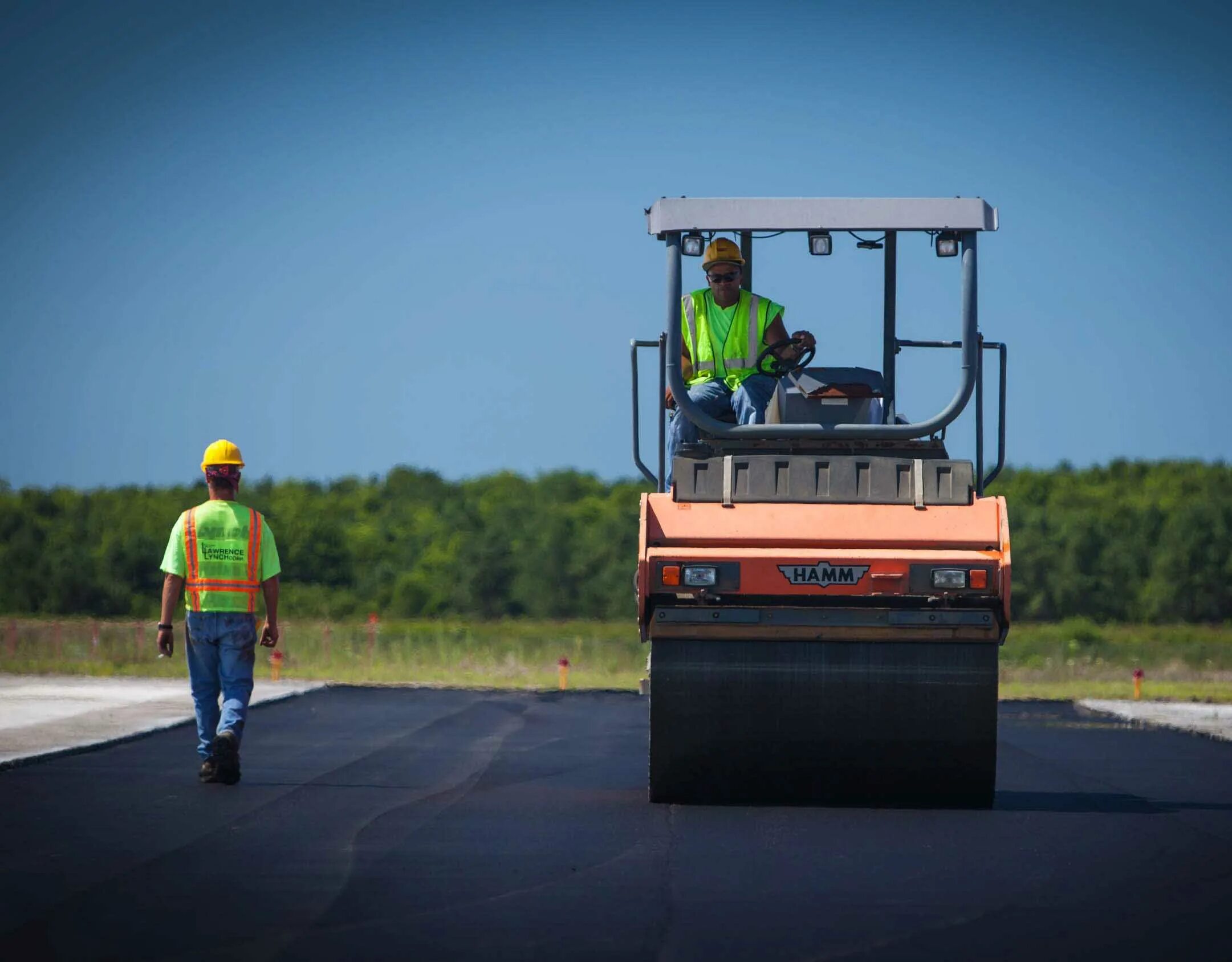 Дорожные ремонтные работы. Дорожный рабочий. Дорожное строительство. Дорожный рабочий. Дорожные работники.