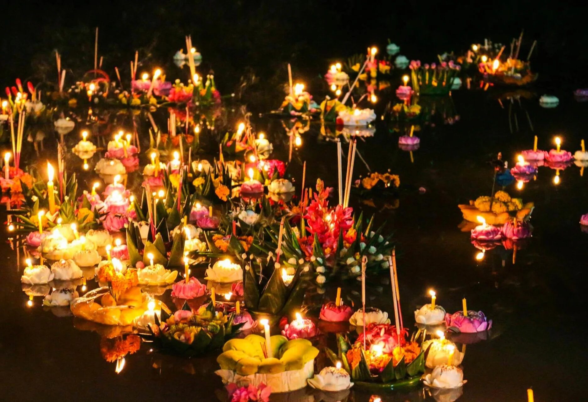 Loy krathong day. Фестиваль лой кратонг. Лой кратонг 2023 пхукет. Праздник кратонг таиланд. Лой кратонг 2023 пхукет.