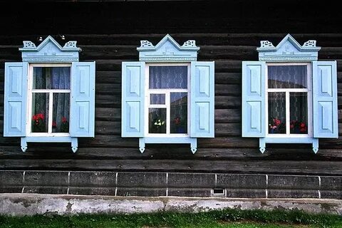 Окно с наличниками и ставнями