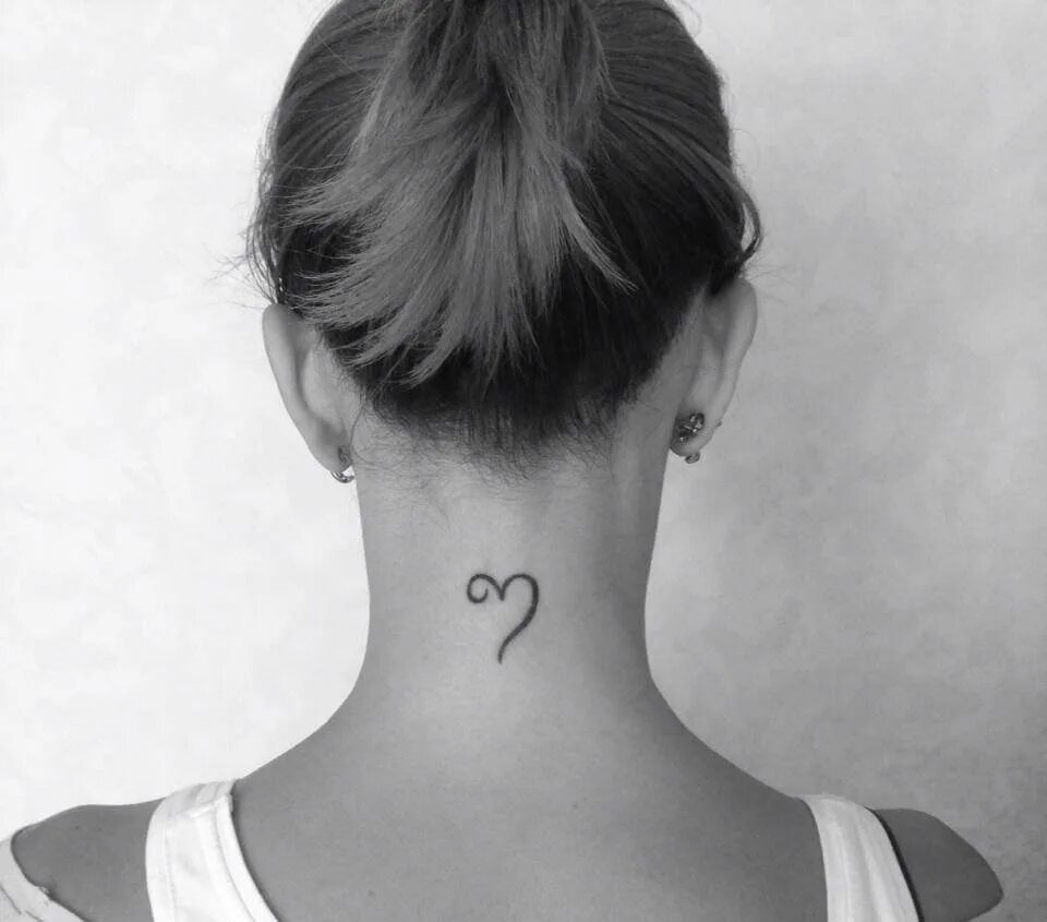 Тату на шее любовь. Страсть эмоция. Love your neck. Поцелуй в шею девушке. Open your arms around my neck.