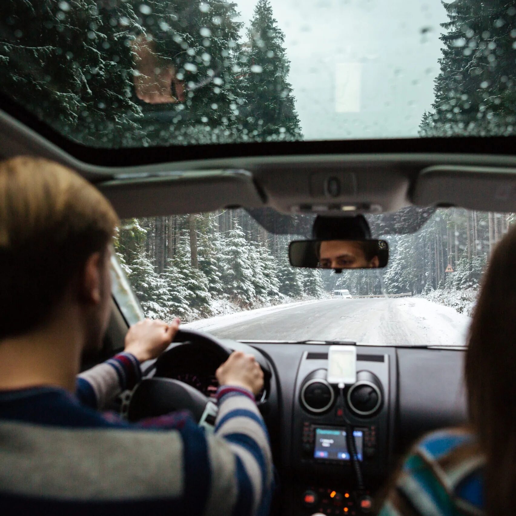 When we drive the car. Пара путешествует на машине. Путешествие на машине. Ехали машины. Путешествие на авто зимой.