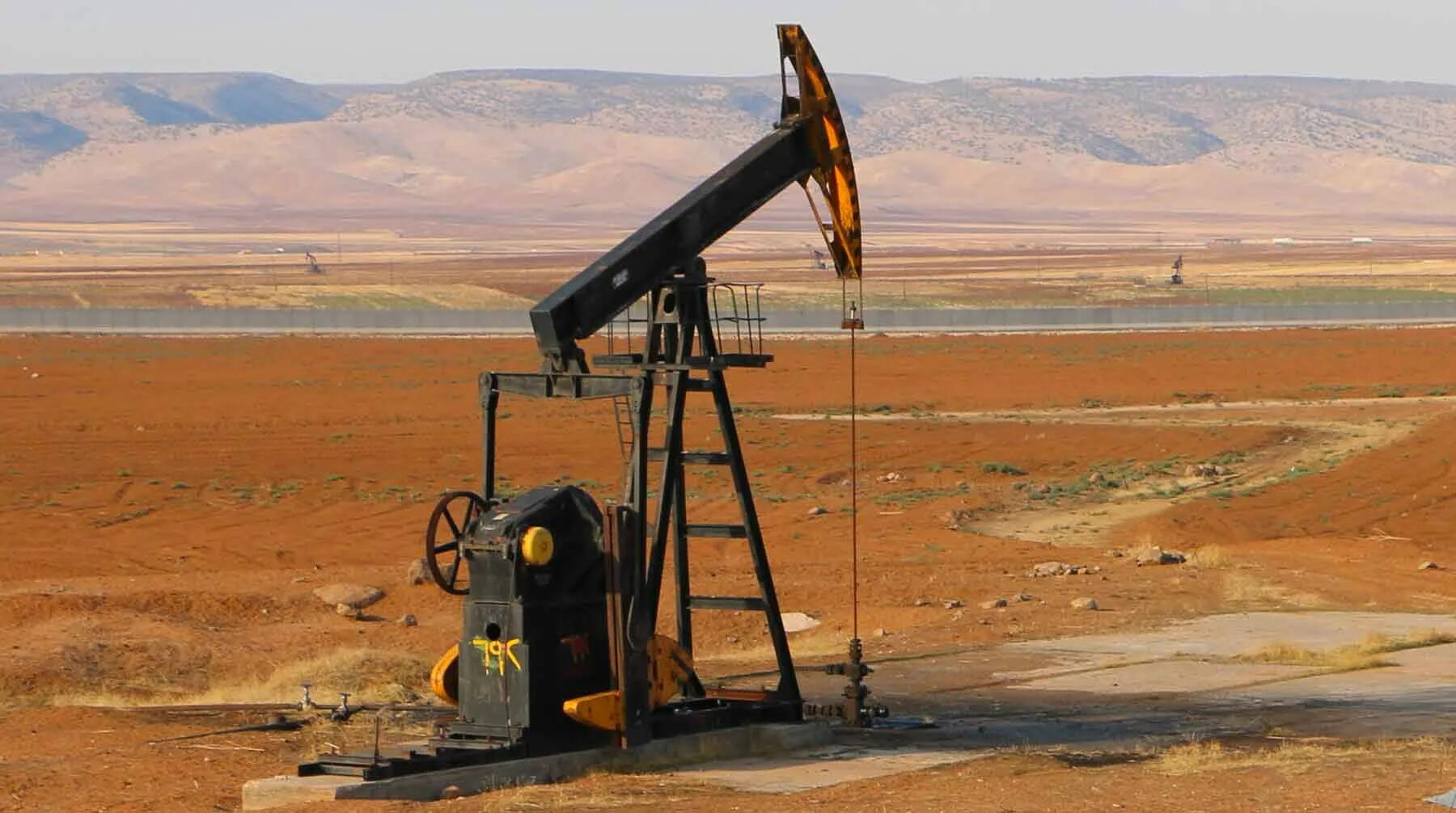 Добыча нефти в африке. Добыча нефти в ливии. нефтяные вышки в пустыне. разведка месторождений нефти.