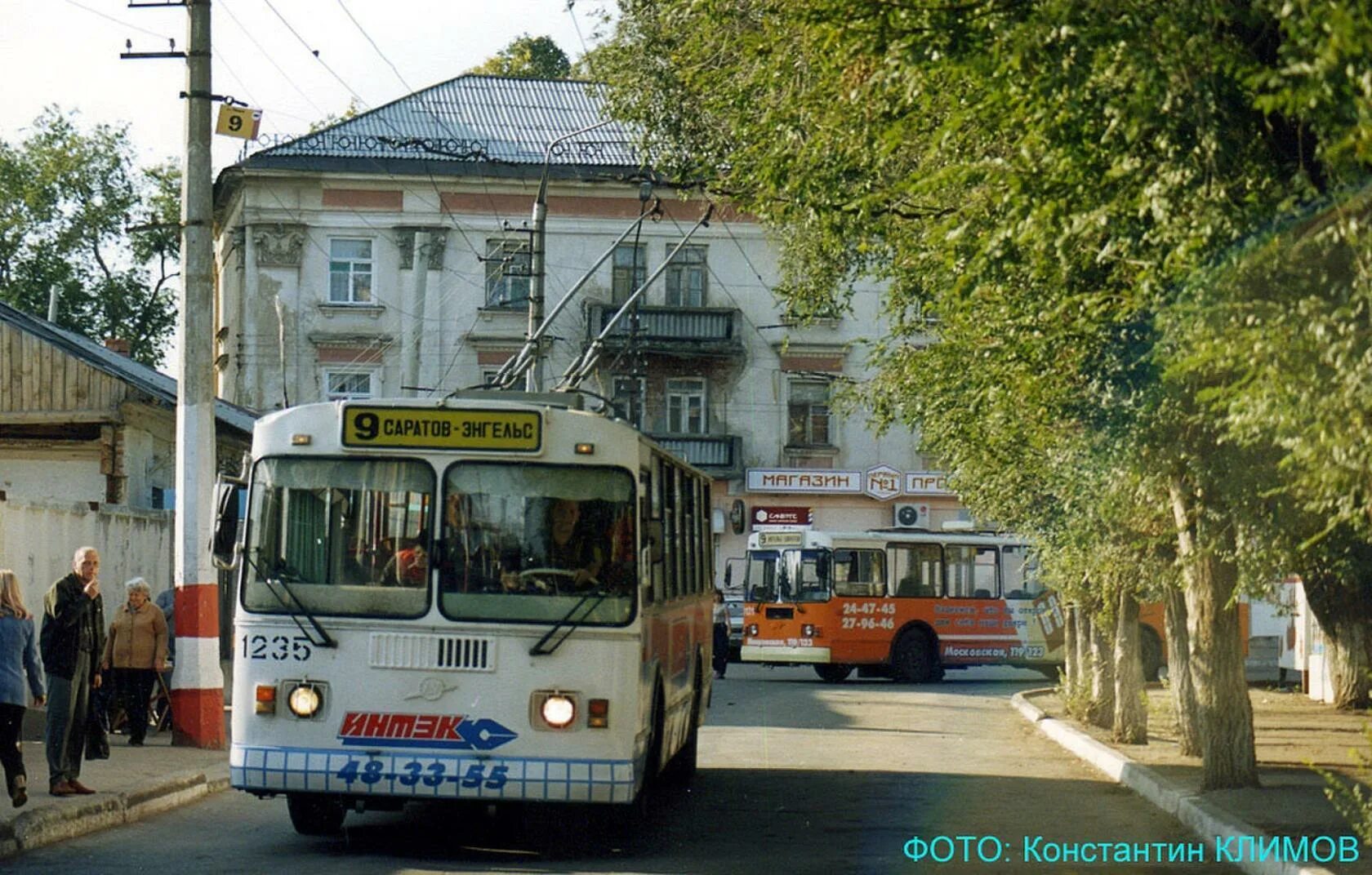 Саратов 2000 год. Троллейбус 9 Саратов Энгельс. Саратов Энгельс ЗИУ. Троллейбус № 9 на мосту Саратов-Энгельс. Троллейбус 109 Саратов Энгельс.