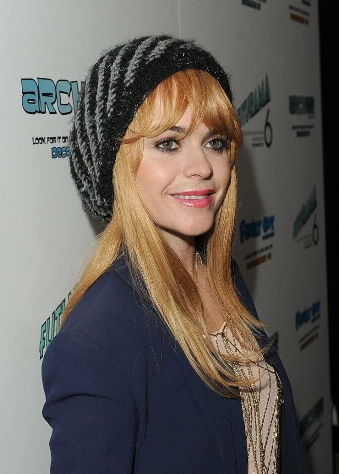 какая шапка подойдет с челкой. шапка с челкой. шапки для квадратного лица женские. девушкам с чёлкой головные уборы модные. шапка бини с челкой.