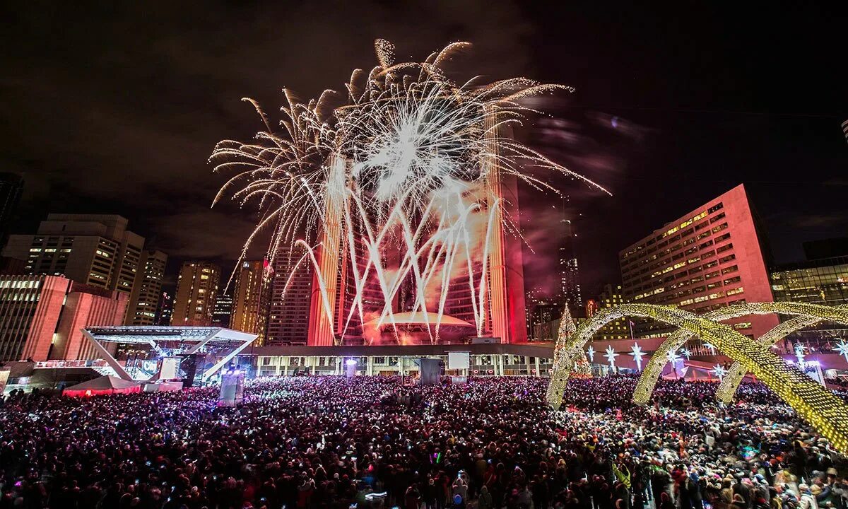 Канаду 2016. Площадь Nathan Phillips Square. Nathan Phillips Square в Торонто. Nathan Phillips Square новый год. Новый год в Канаде.