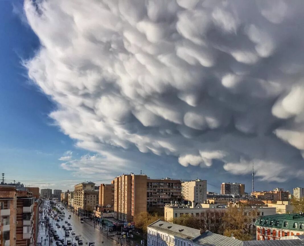 Облака мамматус атмосферное явление. Мамматус в Москве. Тучи над городом. Облака Москва.