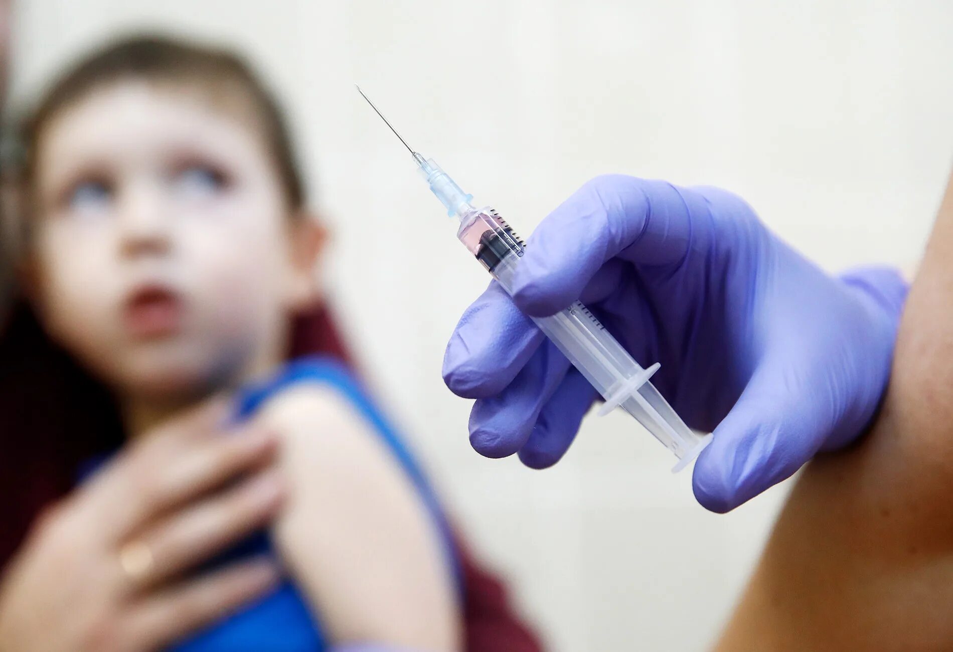 Вакцинация детей. Ребенка вакцинируют. Вакцина от ковид для детей. Прививка детям. Испытанные вакцины