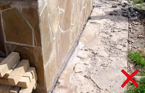 Чем заделать щель между домом и отмосткой