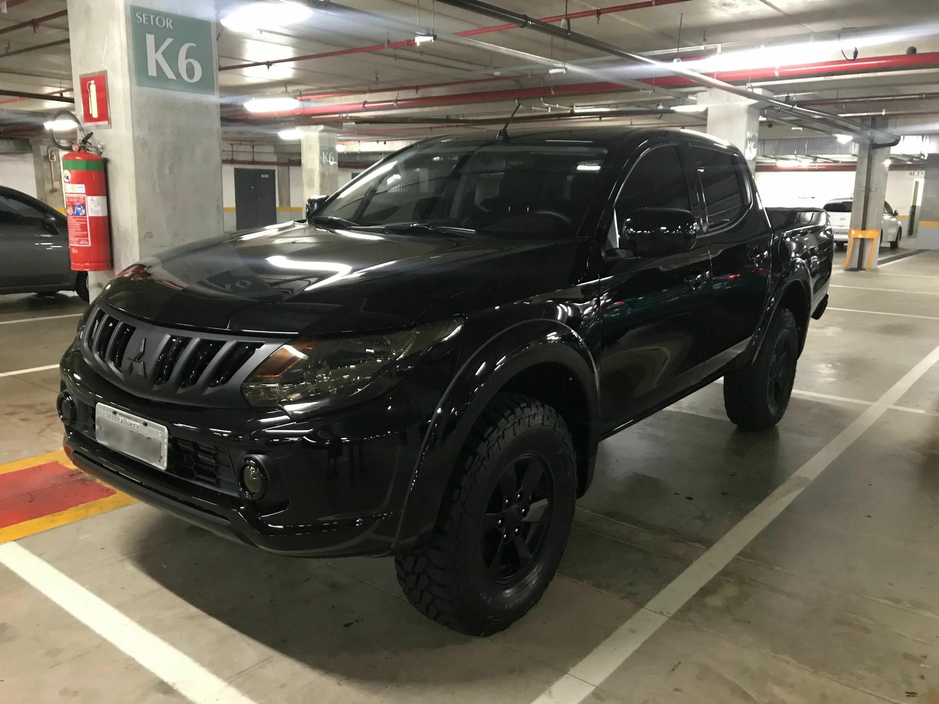 Черный л 200. Mitsubishi l200 Black. Mitsubishi l200 Triton Sport черный. Mitsubishi l200 2018 черный. L 200 Мицубиси черный.