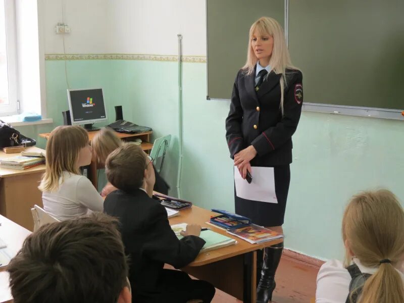 Инспекторы пдн в школах. Профилактические беседы в школе полиция ПДН. Беседа со школьниками. Полиция в школе беседа. Полиция беседует в школе.