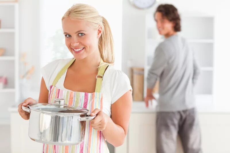 Горячую кастрюлю в холодильник можно. Девушка с посудой. Девушка с кастрюлей. Женщина моющая посуду. Кастрюля в холодильнике.