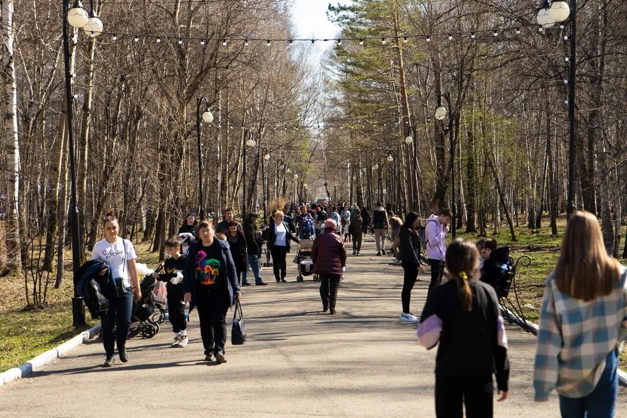Развлечение 9 мая. Комсомольский парк. Парк имени Гагарина. Комсомольск на Амуре 9 мая. Парк Гагарина Комсомольск на Амуре.