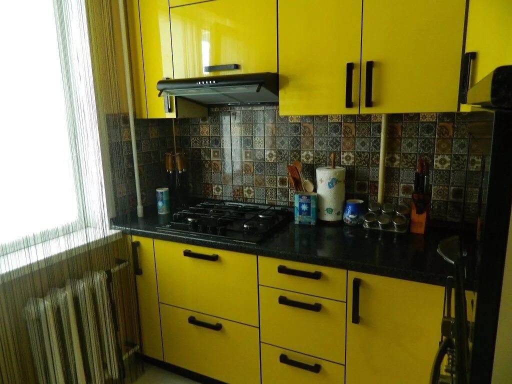 Прямая кухня в хрущевке. Кухня в хрущевке. Черно желтая кухня. Желто черная кухня. Кухни в хрущевке прямые.