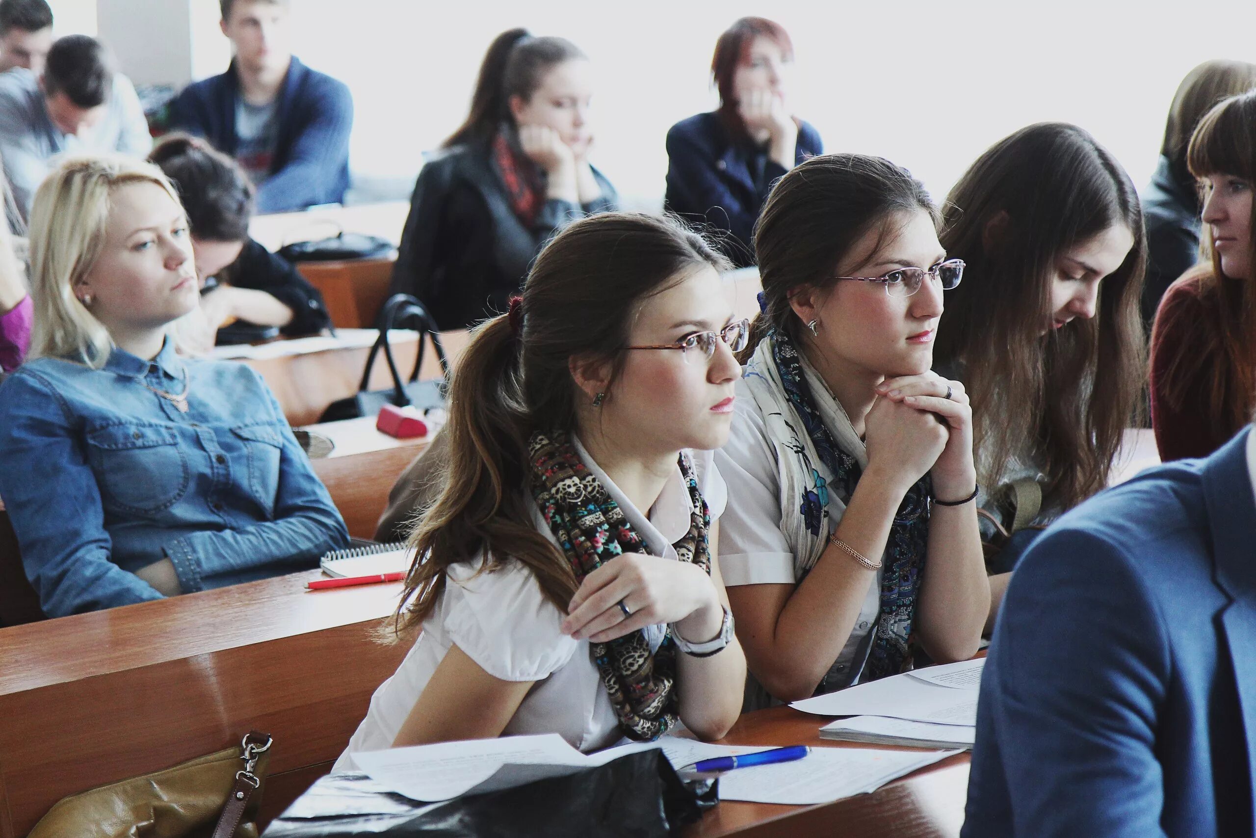 Конференция для студентов спо. Конференция студентов. научная конференция студентов. молодежь в науке. подростки на конференции.