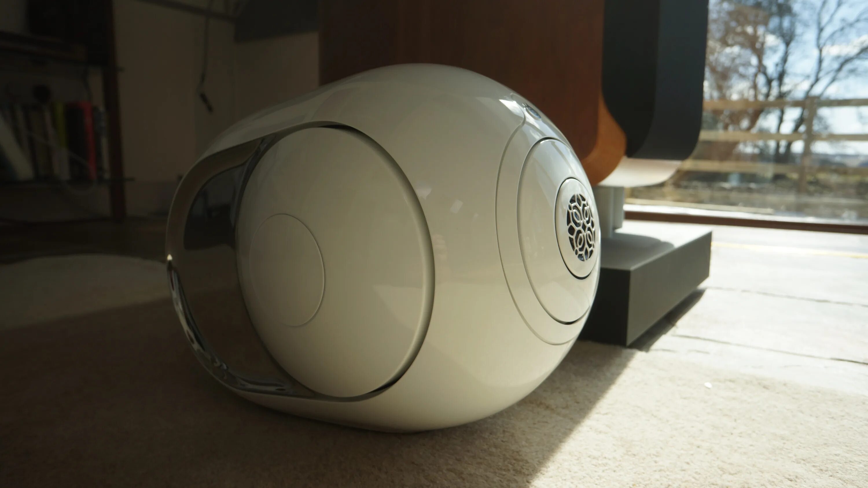 Колонка devialet. Devialet колонка. французская колонка devialet. devialet phantom. phantom колонка.