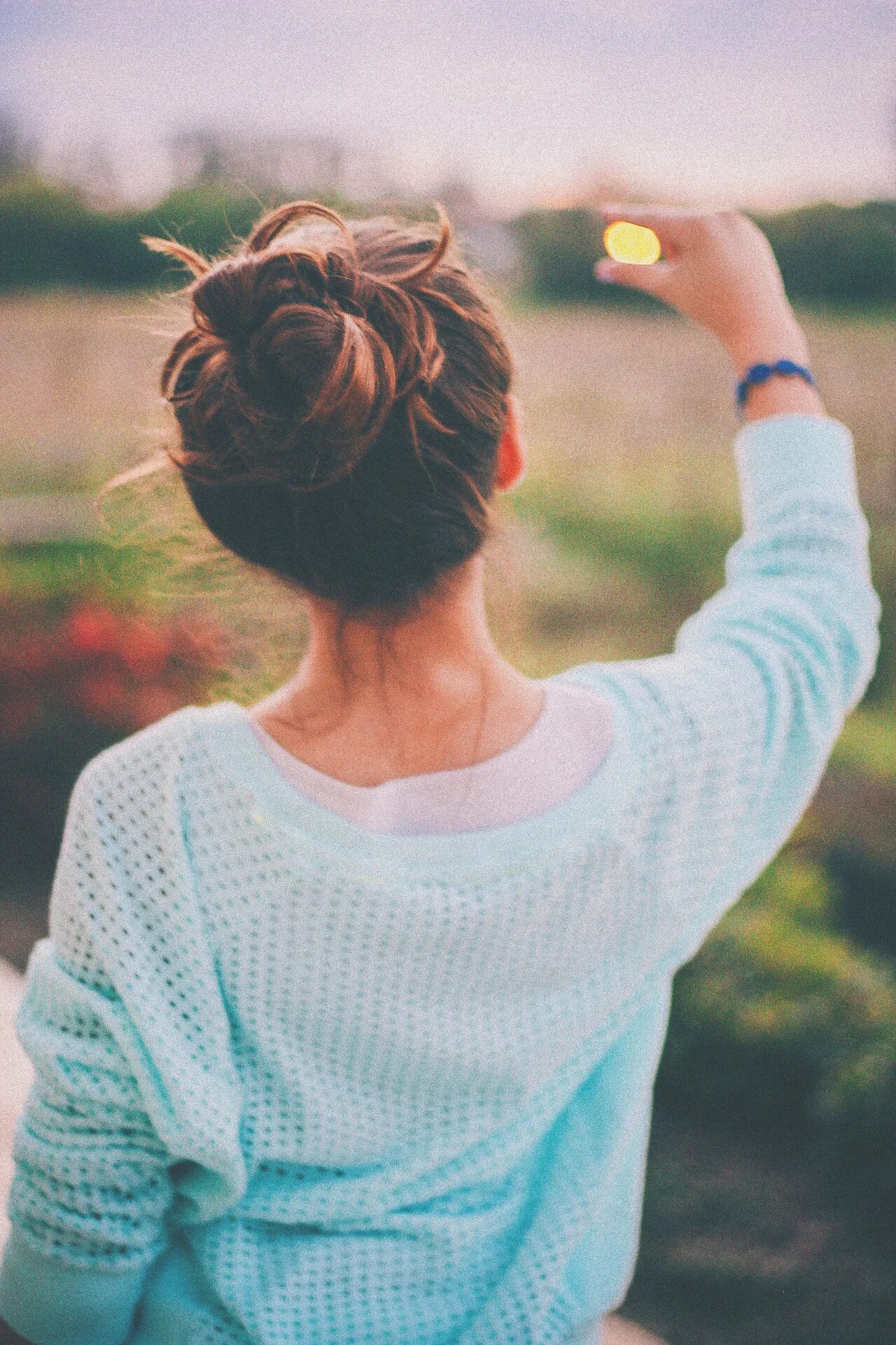 Красивая аватарка девушки спиной. Красивая аватарка девушки спиной. Красивая аватарка девушки спиной. Шатенка со спины. Красивые картинки на аву.