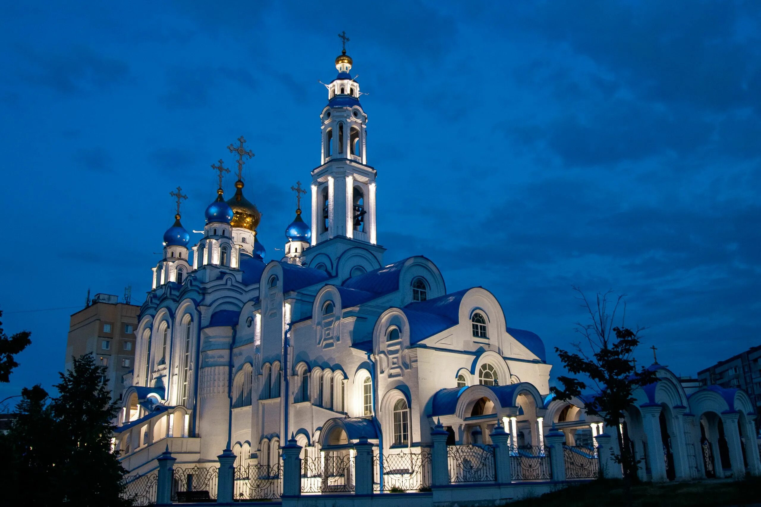 Голубо белая церковь александра невского казань. Церковь александра невского, казань, улица академика сахарова. Храм святого князя александра невского казань. Церковь невского казань. Храм святого князя александра невского казань.