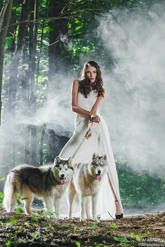 Девушки с собакой в лесу. Фотосессия с собакой. фотосет с собакой. фотосессия с собакой на природе. фотосессия в лесу с щенком.