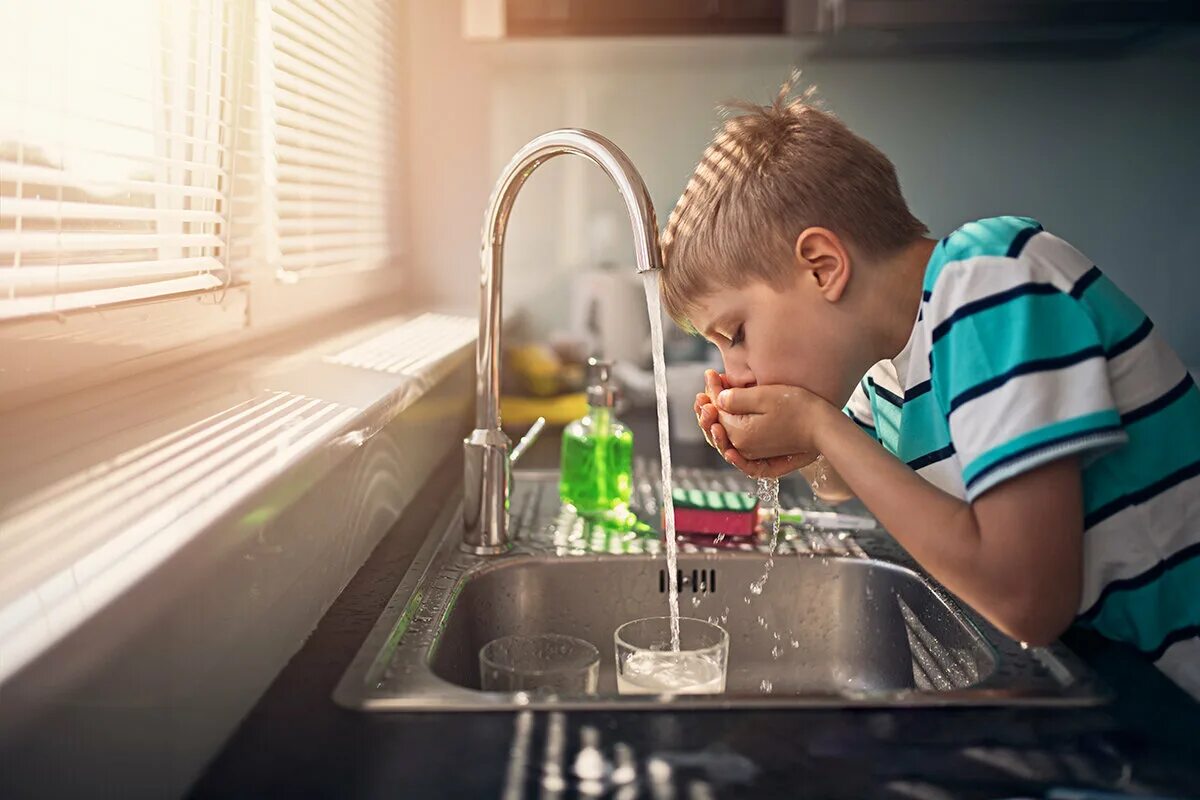 Дети воды. Ребенок пьет воду из под крана. Ребенок пьет чистую воду. Кран с водой. Пить фильтрованную воду