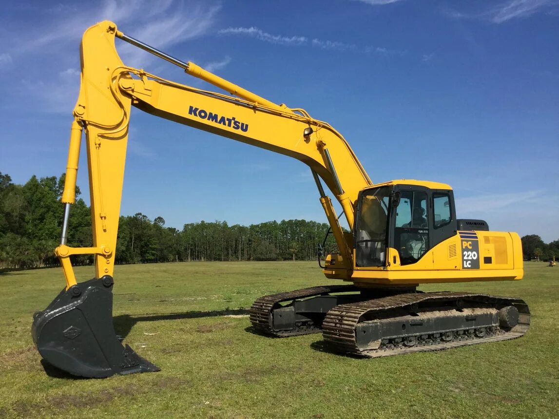 Авито москва экскаватор. Komatsu pc220-7. Экскаватор Komatsu pc220. Гусеничный экскаватор Komatsu pc220. Коматсу 220 экскаватор гусеничный.