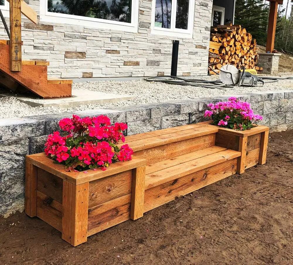 деревянные клумбы для цветов. многоярусная клумба с однолетниками. высокие грядки. высокие деревянные грядки. деревянные клумбы для цветов.