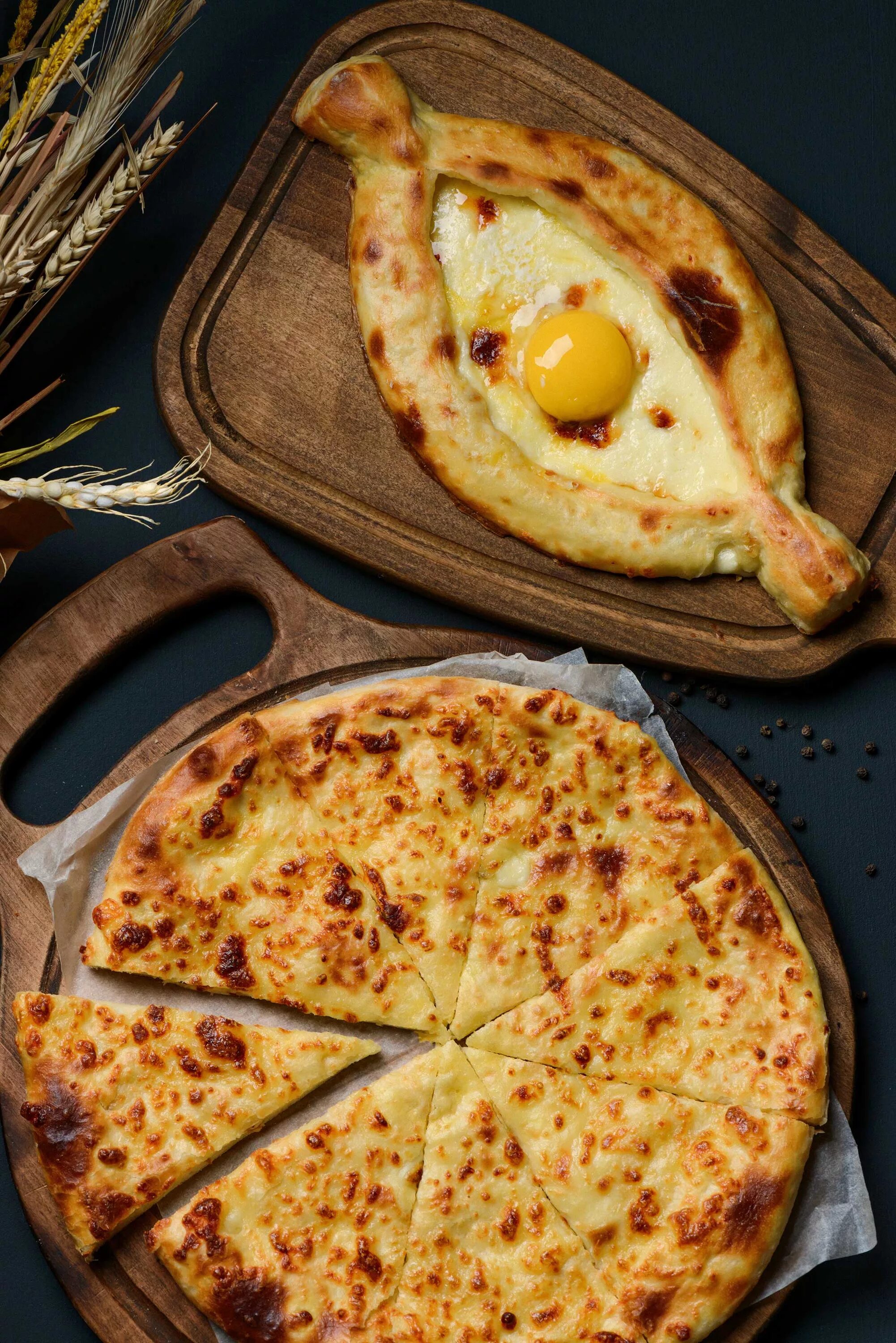 хачапури вкуснее пиццы. хачапури вкуснее пиццы. хачапури имеретинский сверху. хачапури вкуснее пиццы. выпечка хачапури и пицца.