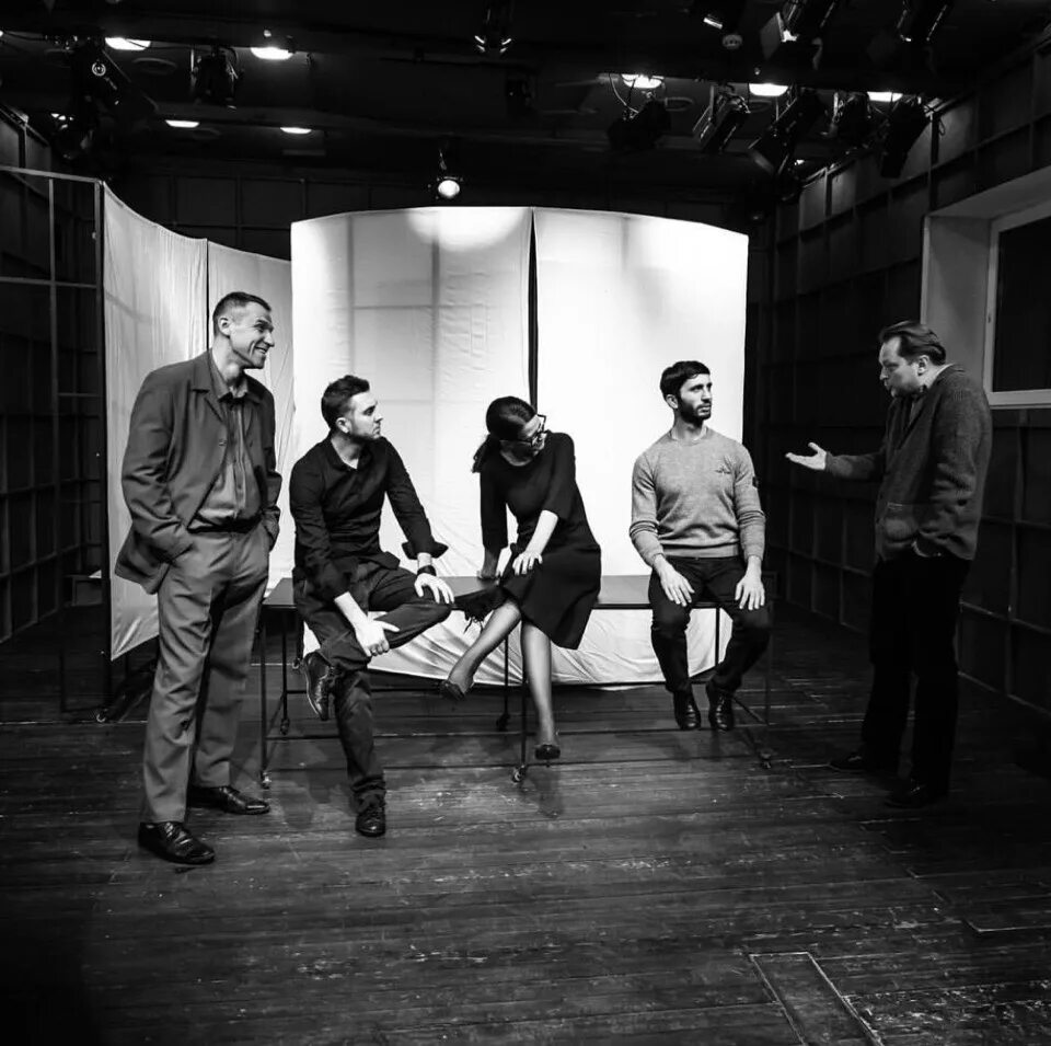 Биографический спектакль. Биография спектакль крюкова кот. Скатертный переулок театр человек. Театр человек в кубе. Люди в театре.