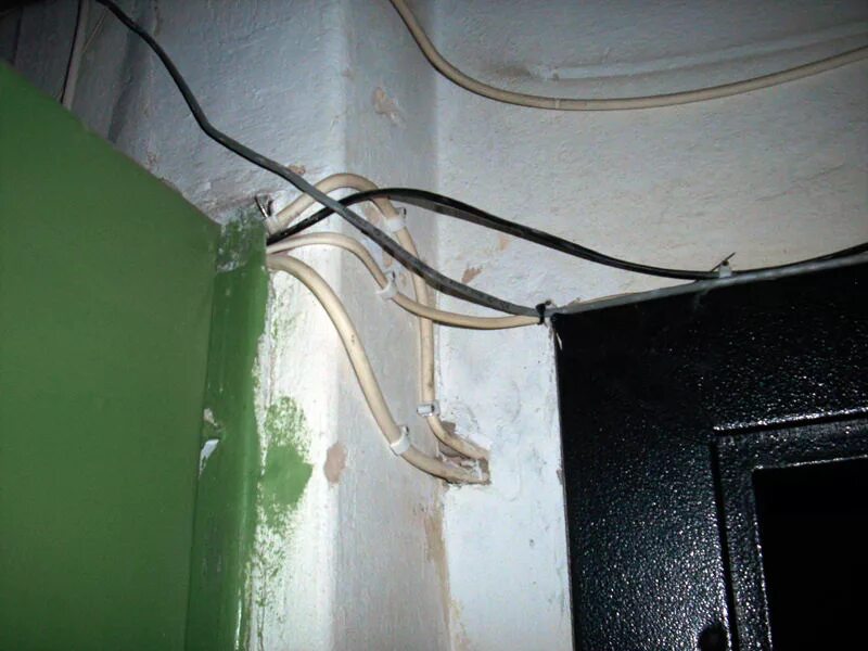 Вводной кабель в хрущевке. Кабель от щитка в квартиру. Ввод электричества в квартиру панельный дом. Вводной кабель в квартиру. Кабель вводной на 10 мм.