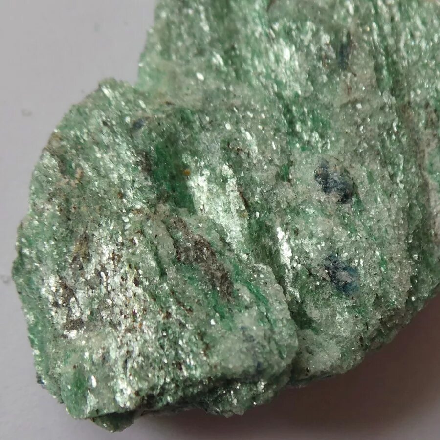 Фуксит минерал Кристалл. Мусковит (белая калиевая слюда). Слюда кварц зеленая. Флогопит минерал Кольский полуостров. Ее стволы стали зеленовато серыми