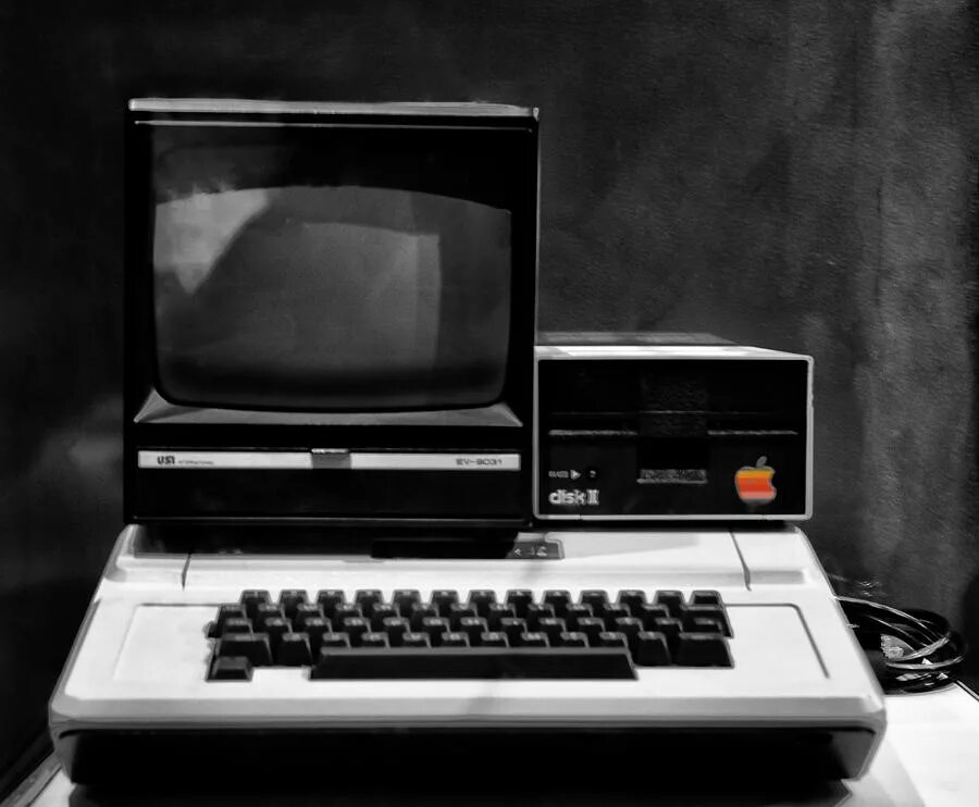 1 личный компьютер. Apple II 1977. Эппл компьютер в 1977. Apple Computer 2. Apple II компьютер 1977.