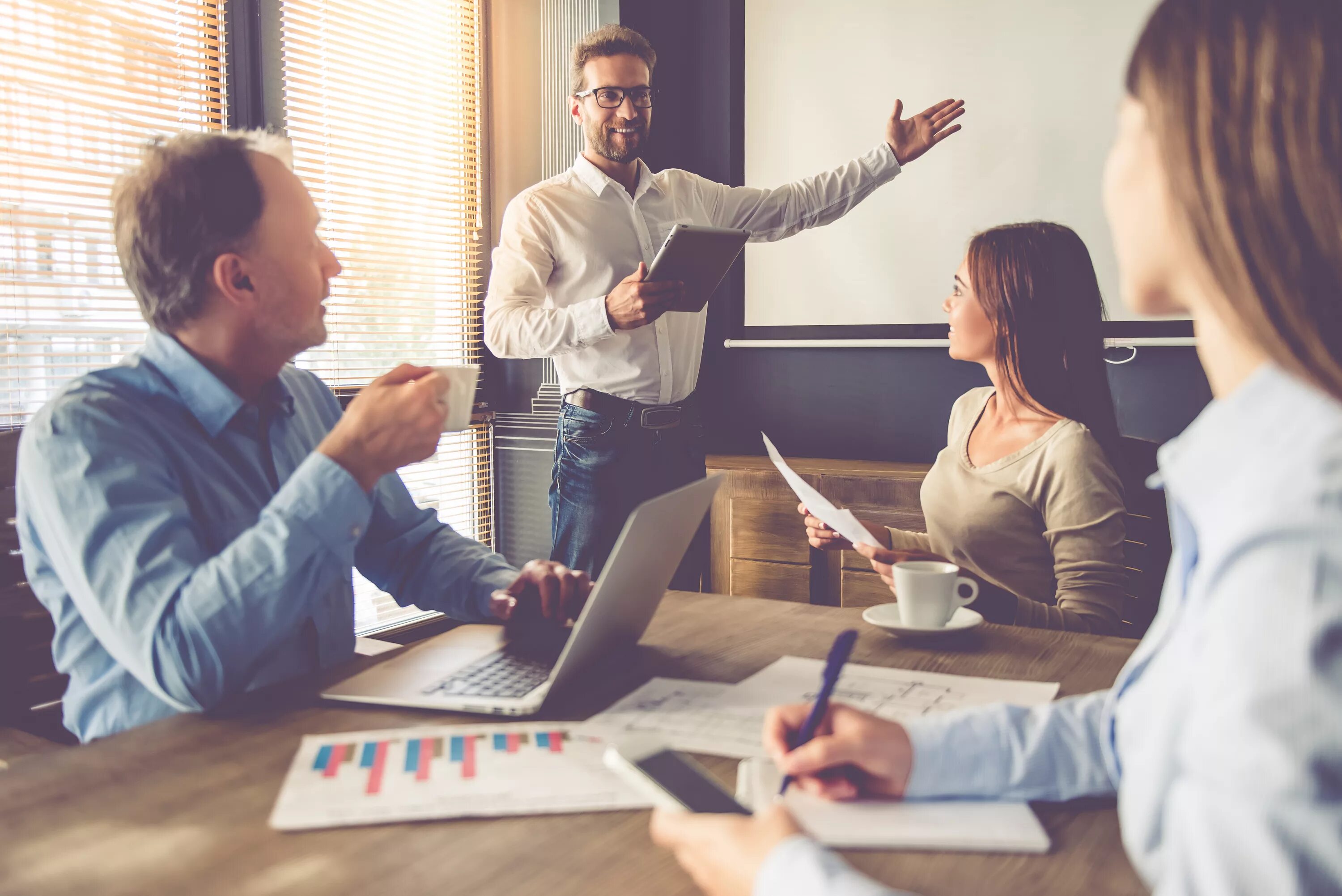 Holding a meeting. Тренинг. Бизнес тренинг. Бизнес люди. Совещание в офисе.