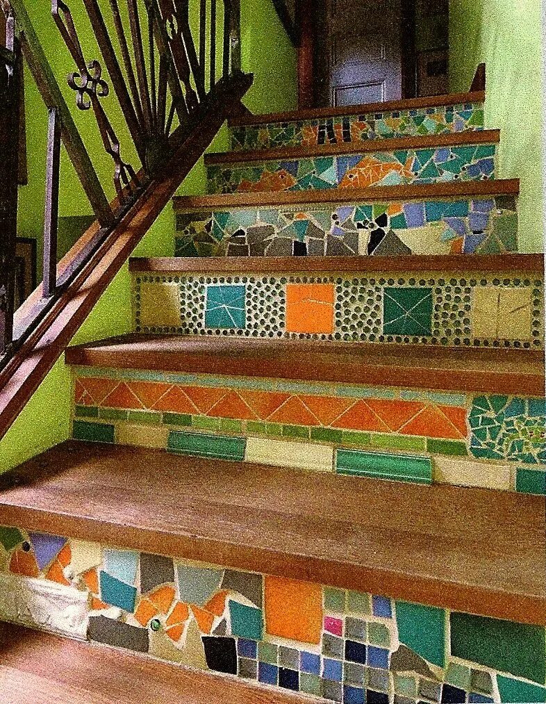 Мозаика на лестнице. Лестница отделанная мозаикой. Ступени из мозаики. Ступеньки из мозаики. Мозаичные дома