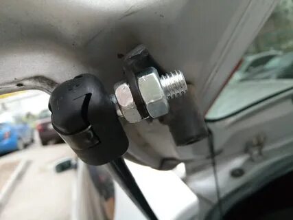 Крепление газового упора багажника