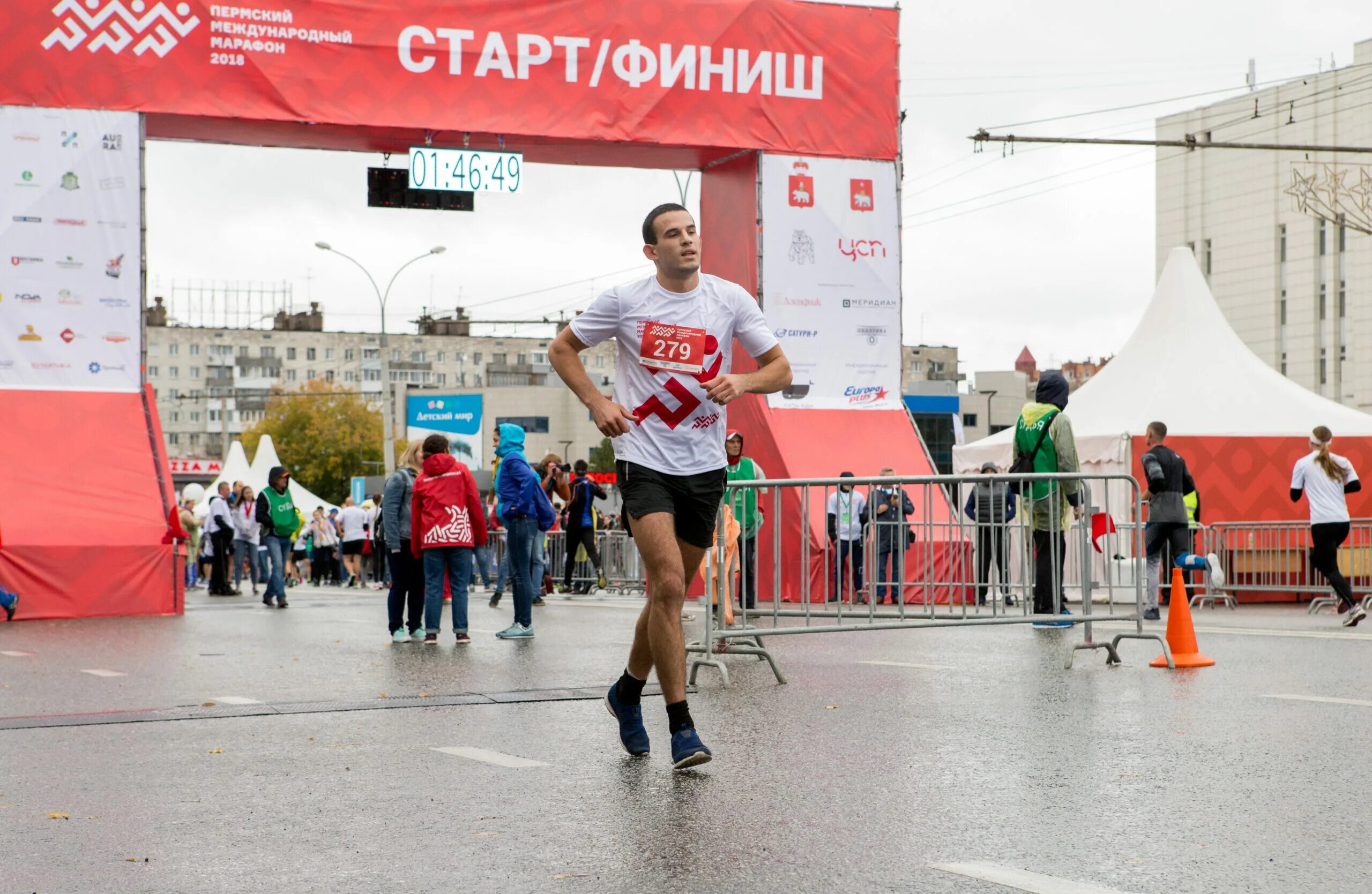 Event перми. Марафон Пермь 2022 сентябрь. Пермский полумарафон 2022. Марафон бег в Перми. Пермь забег Пермский полумарафон медаль.