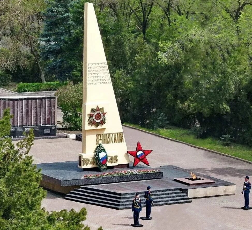 Обелиск вечный огонь невинномысск. Обелиск славы сапун гора. Вечный огонь у обелиска ульяновск. Вечный обелиск. Обелиск вечный огонь невинномысск.