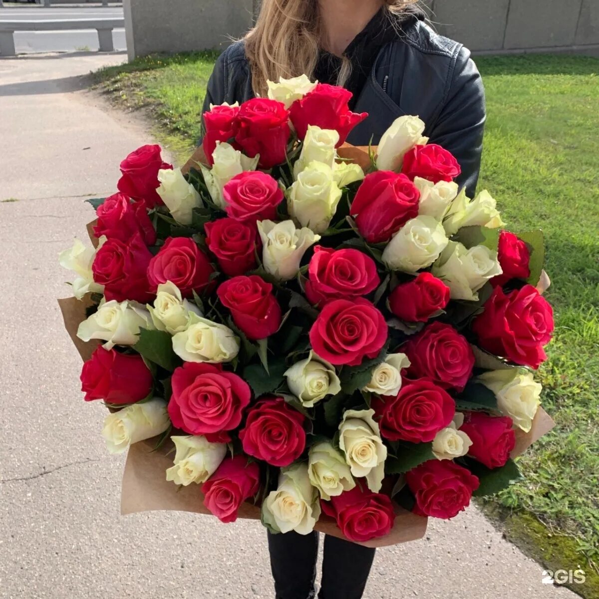 27 роз 50 см. Упаковать букет из 101 розы. Упаковать букет из 101 розы. Букет из 101 розы. Букет из 101 розы гигант.