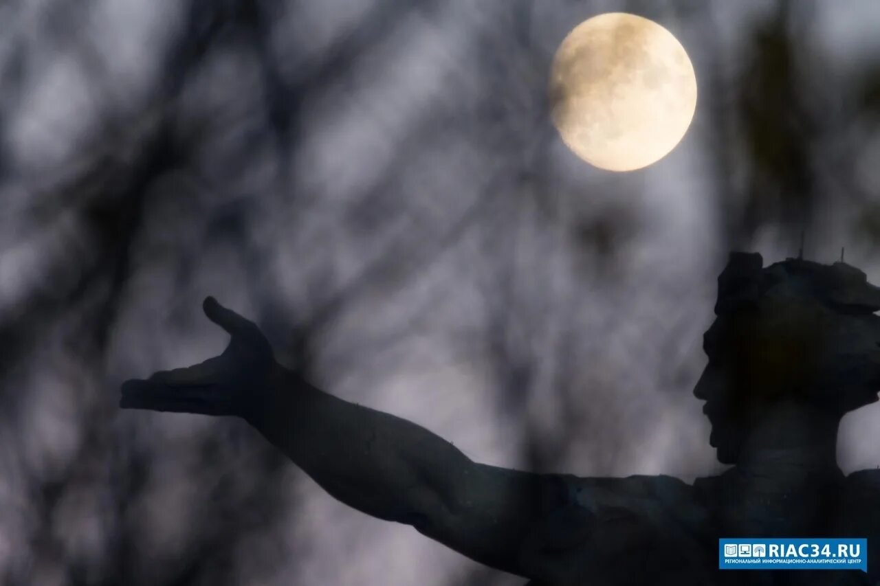 Чёрная луна в 2023 году. Снежная луна 2023. Зима луна. Ночь снег луна. Полнолуние в феврале 2023.