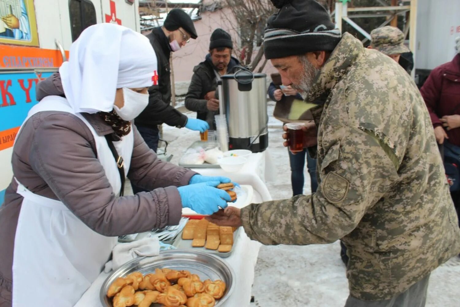 Социальное обслуживание бомж. Помощь бездомным людям. Организации помощи бездомным людям. Бездомные женщины в Кыргызстане. Раздают еду бездомным.