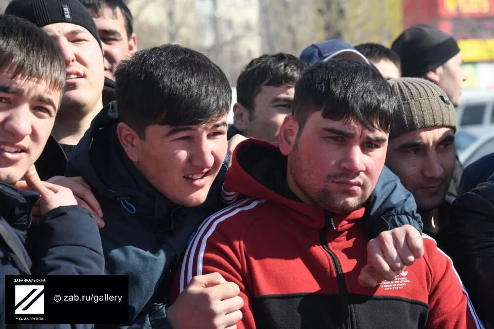 Таджики в белгороде. Таджики и азербайджанцы. Азербайджанцы мигранты. Кавказцы мигранты. Узбек и кавказец.