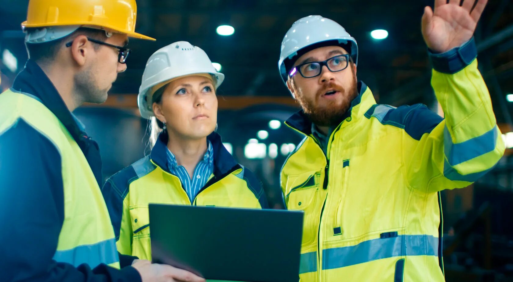 Охрана труда в строительстве 2015. Инженер на производстве. Охрана труда в строительстве 2015. Рабочие на предприятии. Люди на стройке.