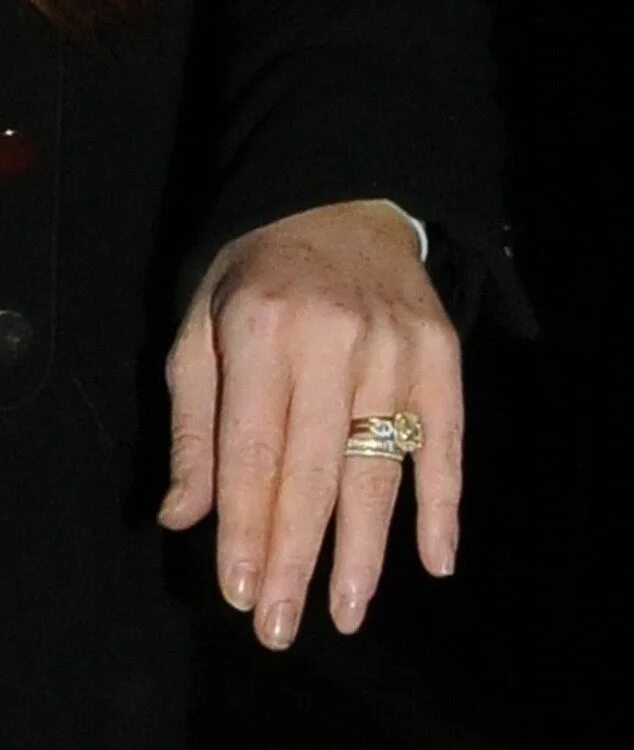 Обручальное кольцо Бекхэма Дэвида. Кольцо Майкла Джексона. Перстень на мизинец мужской. Мужское кольцо на указательный палец.